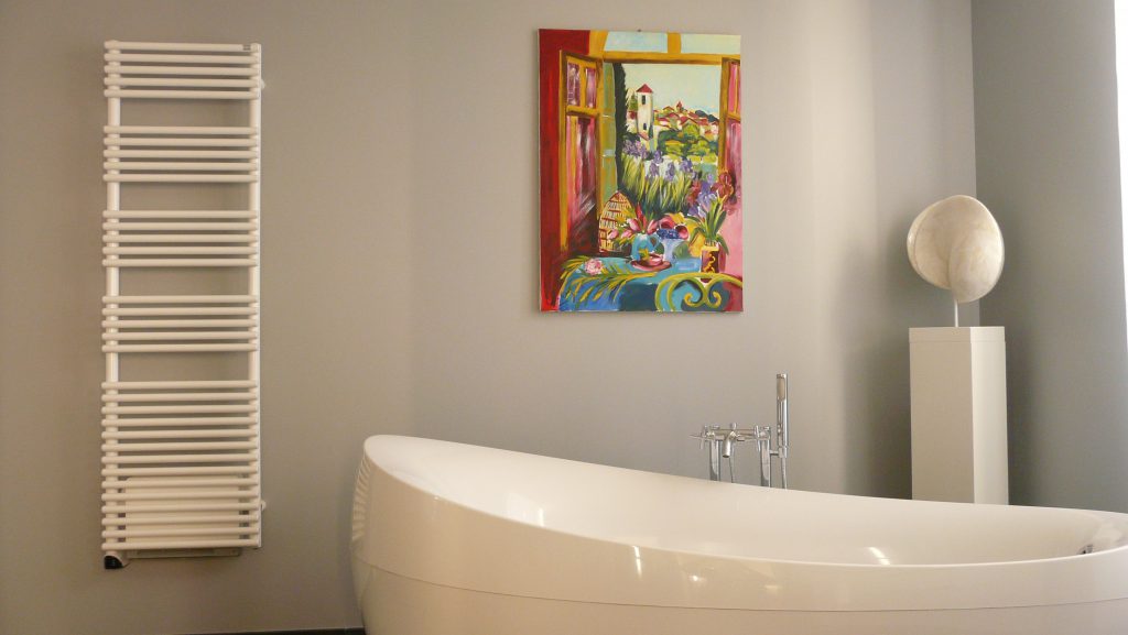 Salle de bain haut de gamme avec baignoire