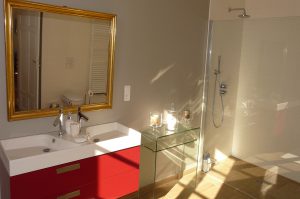 Salle de bain avec douche à l'italienne